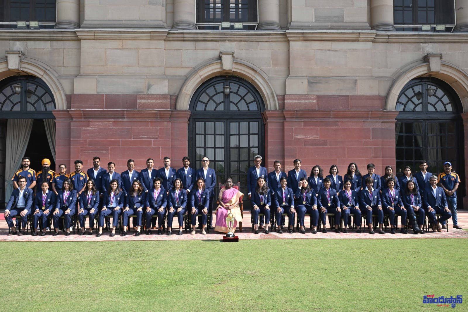 రాష్టప్రతి ద్రౌపదీ ముర్ము ను కలిసిన మహిళల క్రికెట్ జట్టు